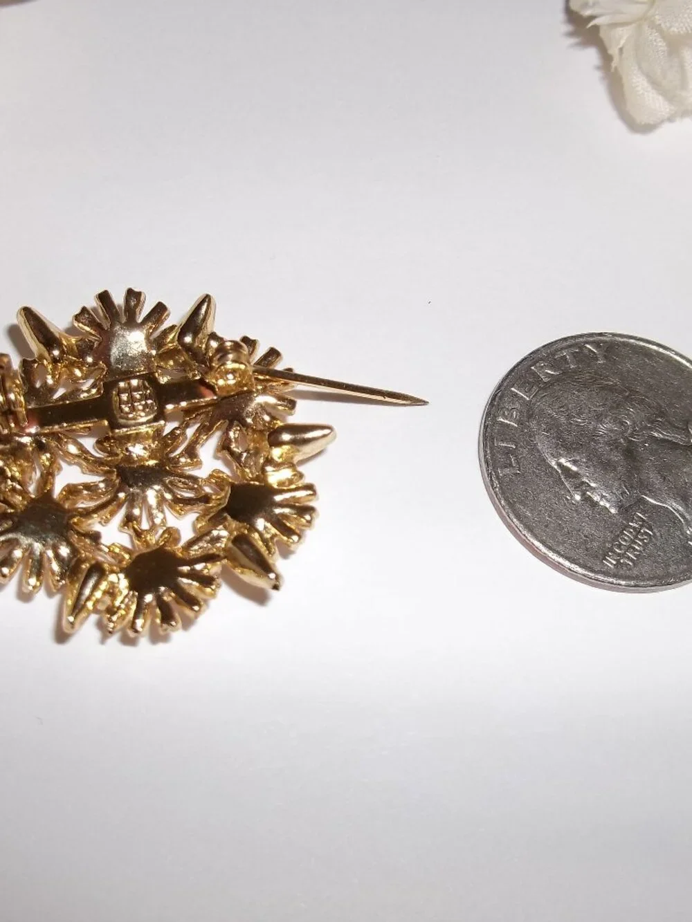 Vintage Daisy Brooch White Yellow Gold Tone Costume Jewelry Pin Woman Girl D846